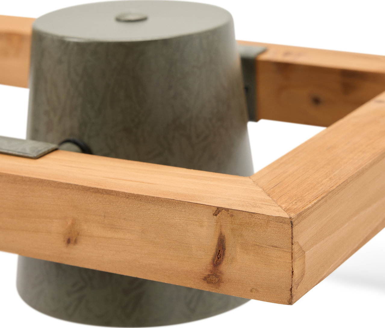 Gros plan sur un pied de sapin de Noël gris avec un cadre en bois.