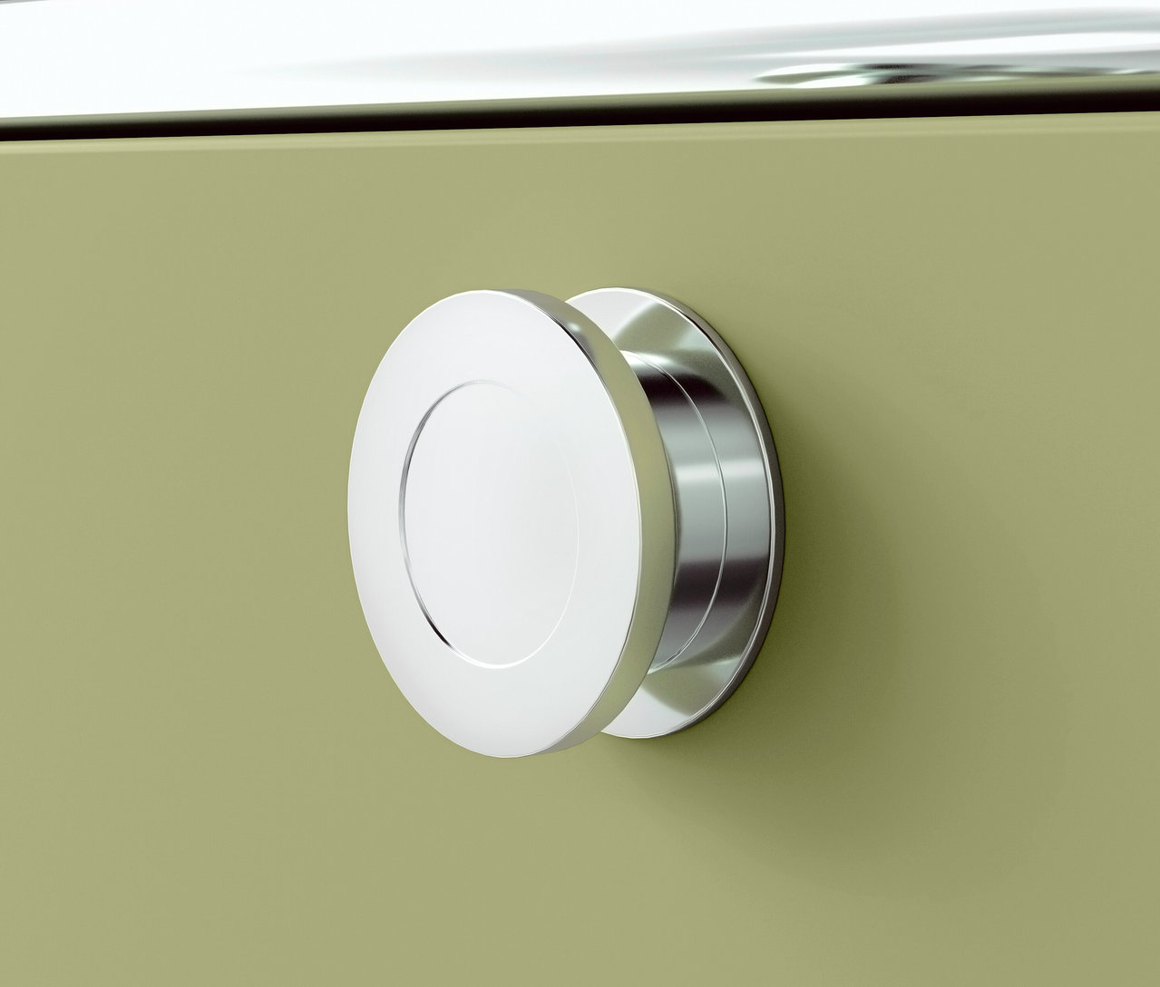 Détail d'une poignée ronde chromée sur une armoire verte.