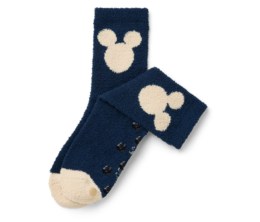Deux chaussettes bleu marine avec des motifs Mickey Mouse crème et des éléments antidérapants sur les semelles.