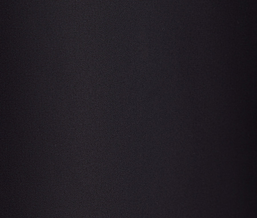 Une surface noire texturée.