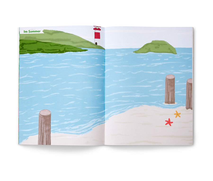 Illustration d'un livre ouvert présentant une scène de plage avec la mer et un phare, extrait du livre d'autocollants « Les 4 saisons ».