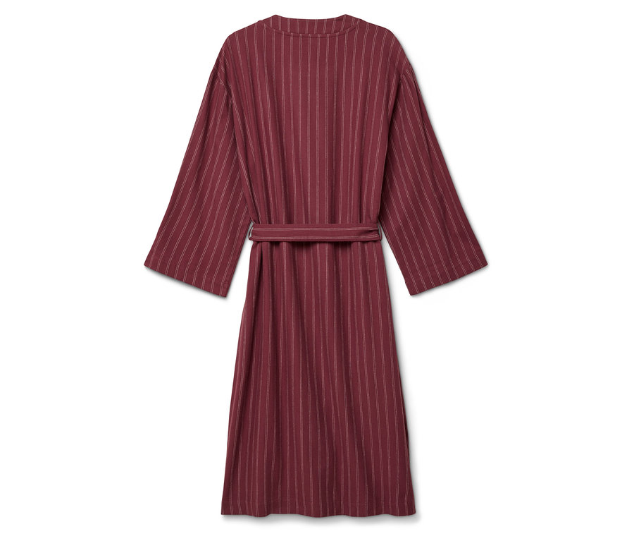 Robe bordeaux rayée avec ceinture.