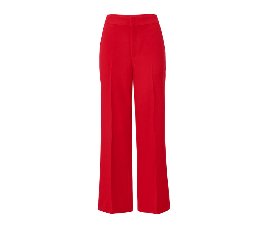 Un pantalon tissé rouge.