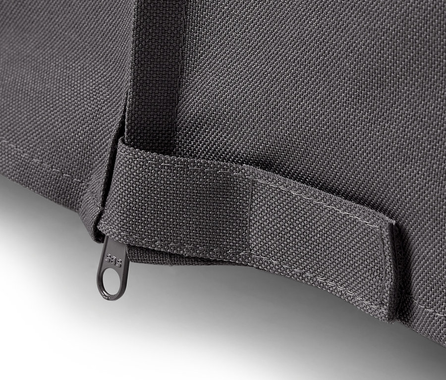 Détail d'une housse de protection premium grise pour grandes tables de jardin avec fermeture éclair.