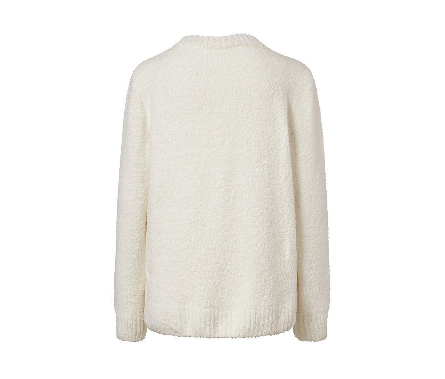 Détail d'un sweat-shirt moelleux couleur crème.