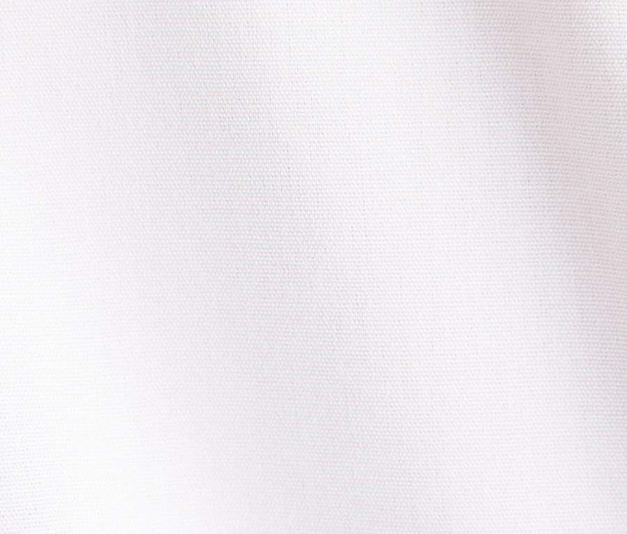 Gros plan d'un tissu blanc avec une texture légère et une ombre douce.