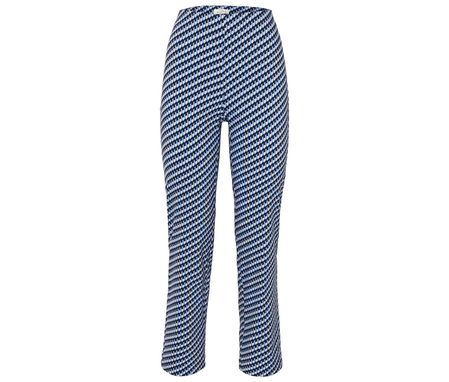 Pantalon à motifs bleus et blancs.