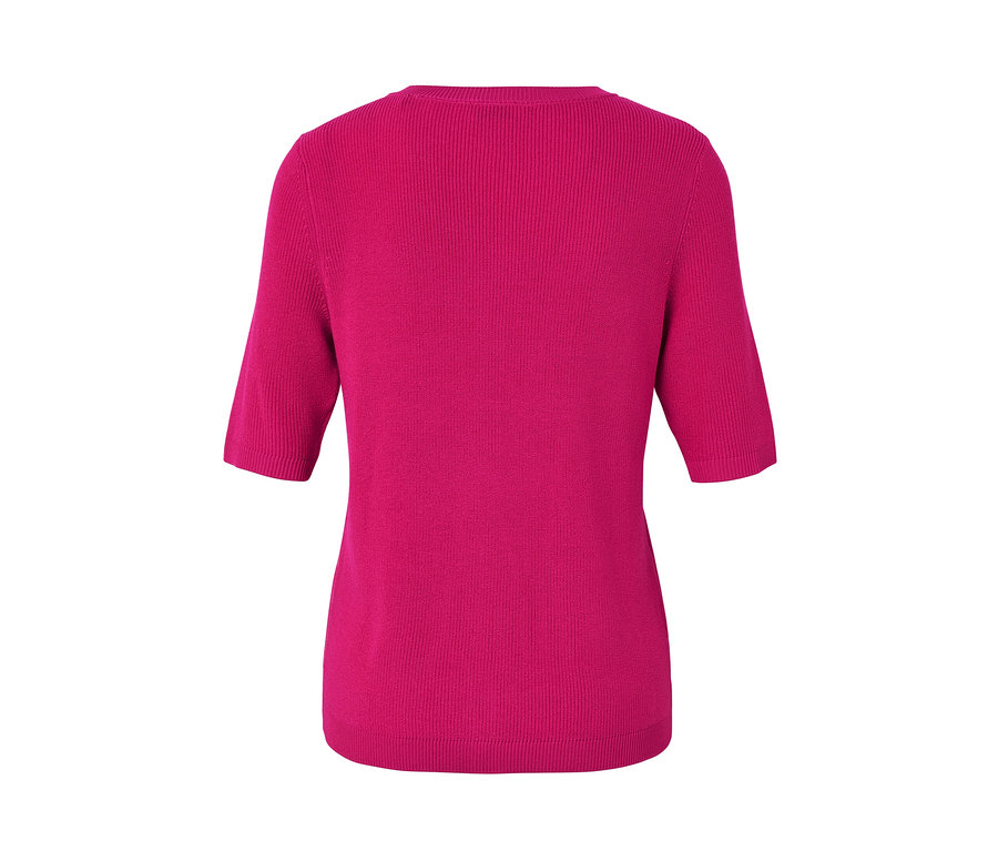 Gros plan sur un cardigan rose en maille fine avec du lin.