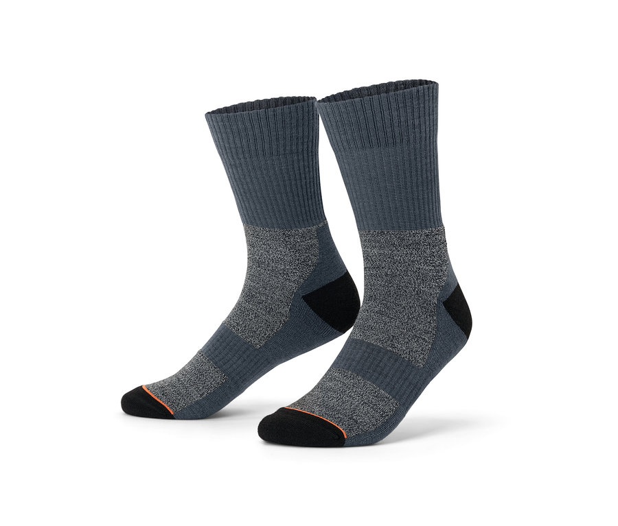 Une paire de chaussettes de trekking en laine mérinos grises et noires.