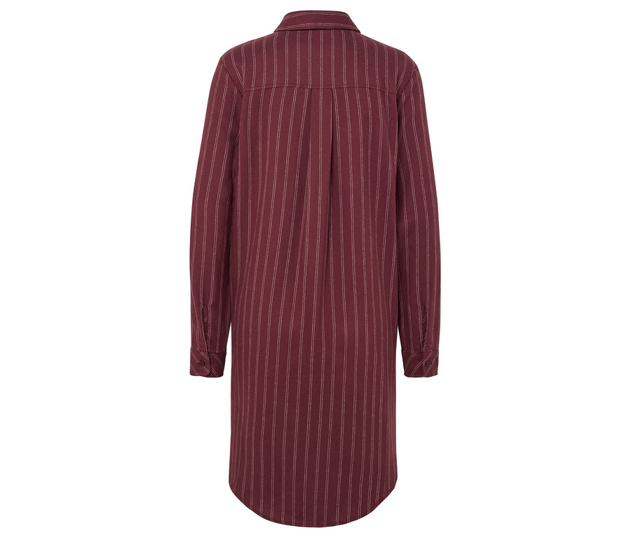 Vue arrière d'une robe chemise bordeaux à rayures blanches.