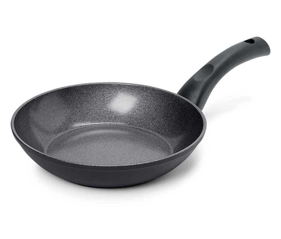 Une poêle à frire grise avec une poignée noire reposant sur un fond blanc.
