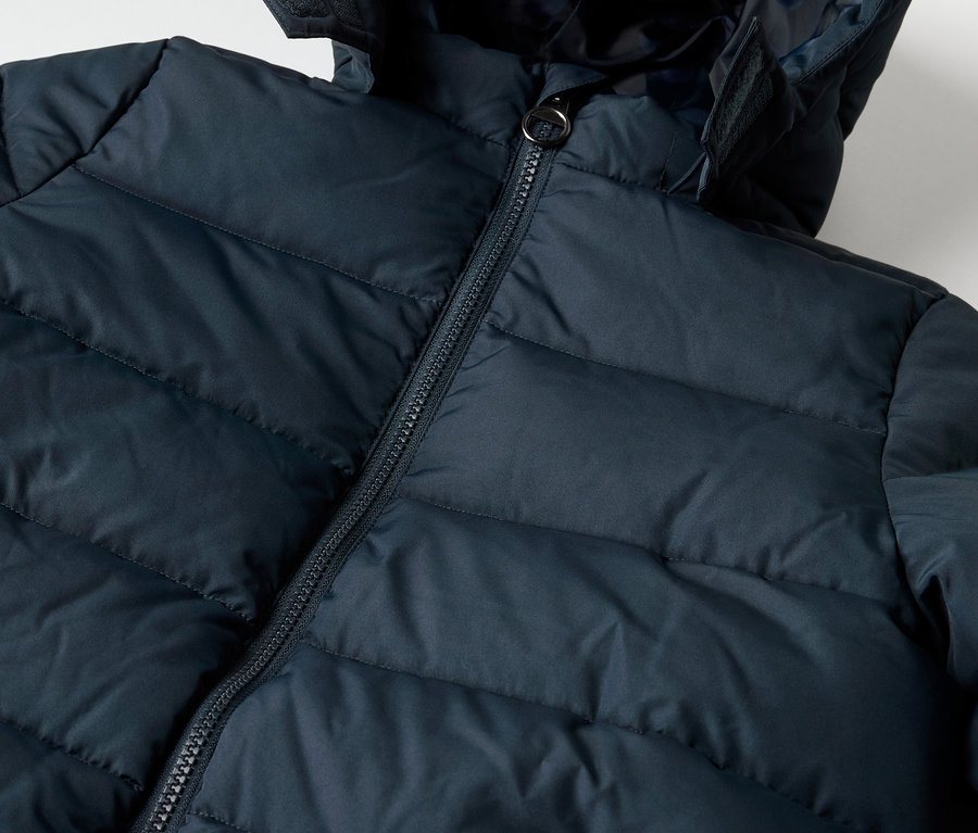 Vue détaillée d'un manteau thermique pour enfants.