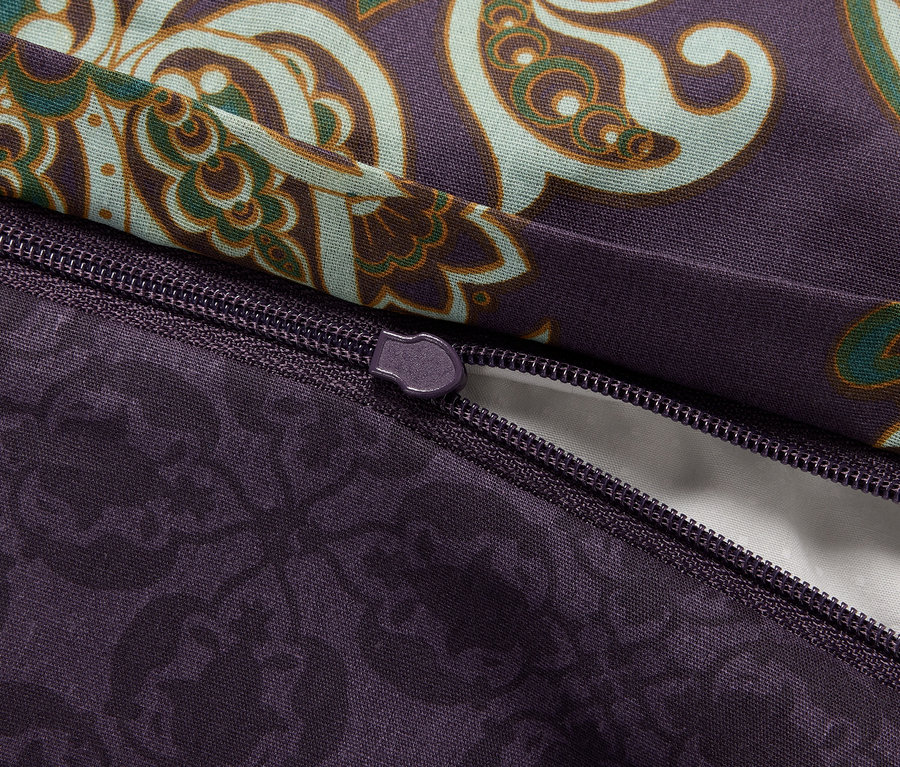 Gros plan sur une parure de lit en percale de taille normale avec un motif floral violet et une fermeture éclair.