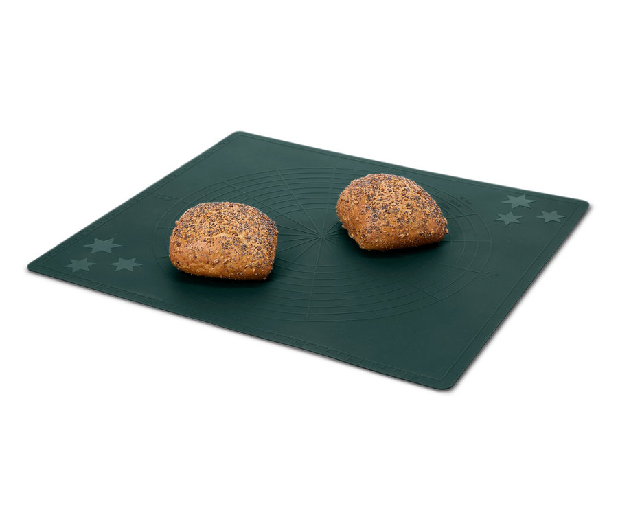 Deux petits pains sur un tapis en silicone vert.