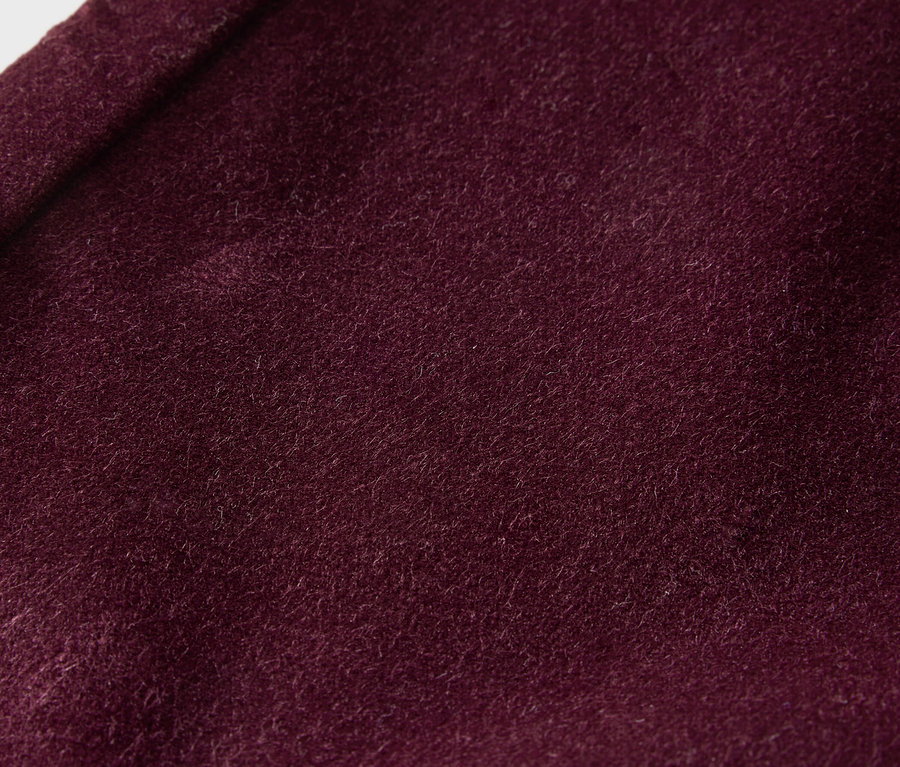 Gros plan sur la texture d'un tissu bordeaux.