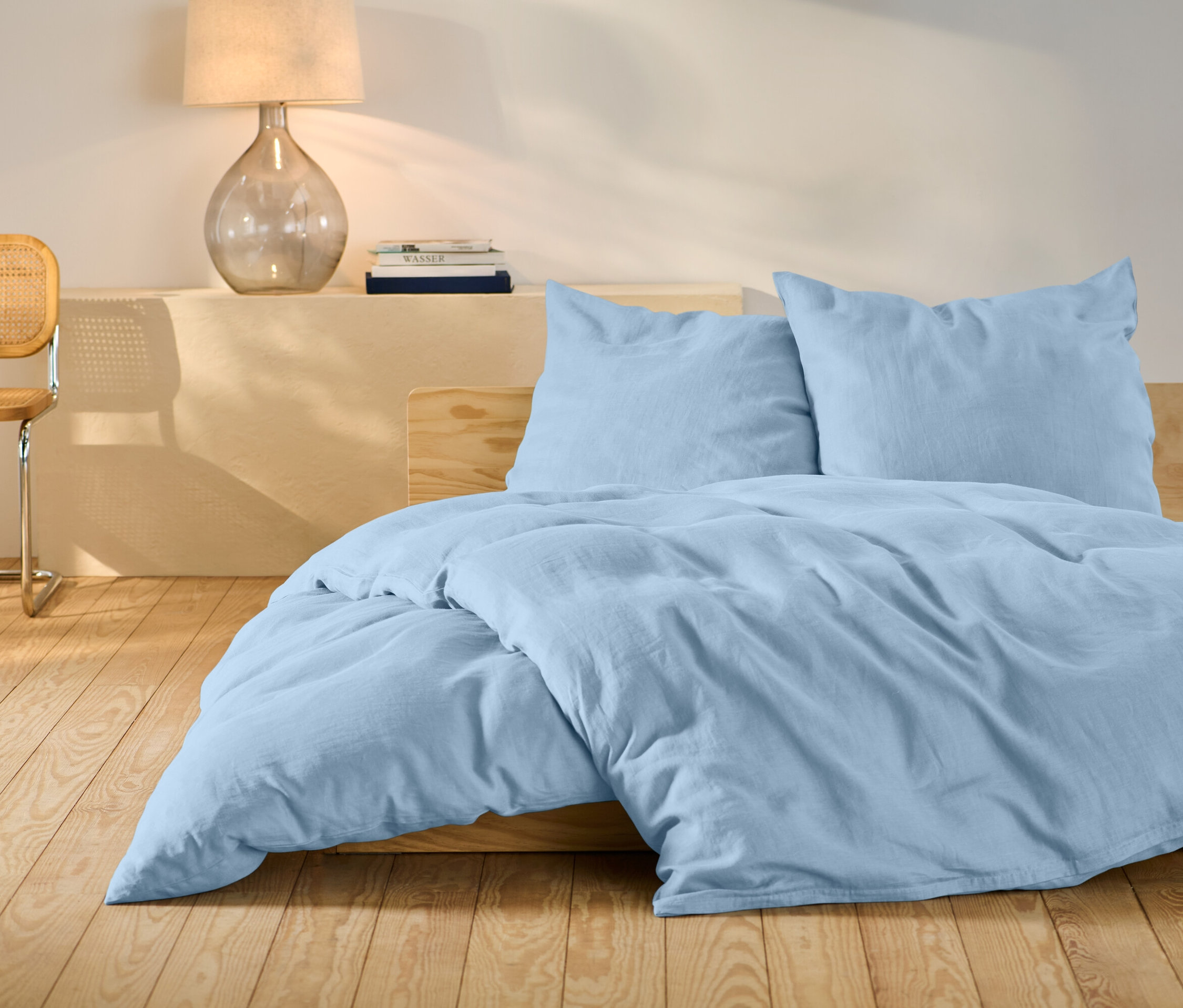 Ensemble de literie en lin bleu clair de taille standard sur un lit.