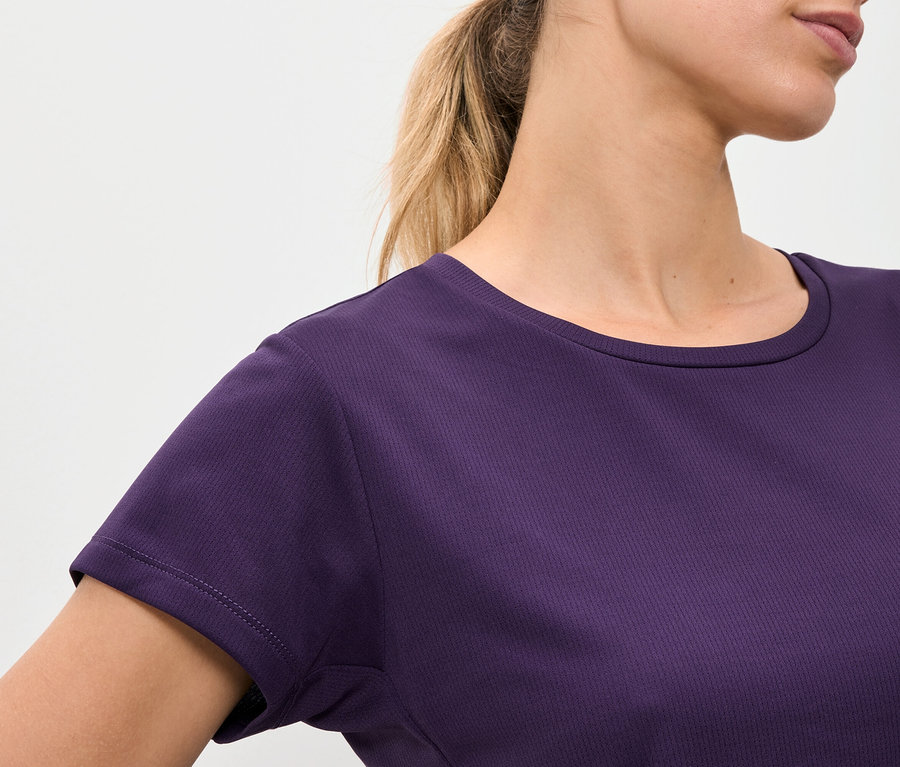 Gros plan sur un t-shirt violet à manches courtes pour femmes.