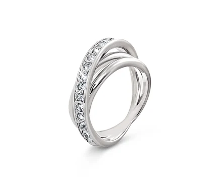 Bague argentée avec des bandes croisées ornées de cristaux.
