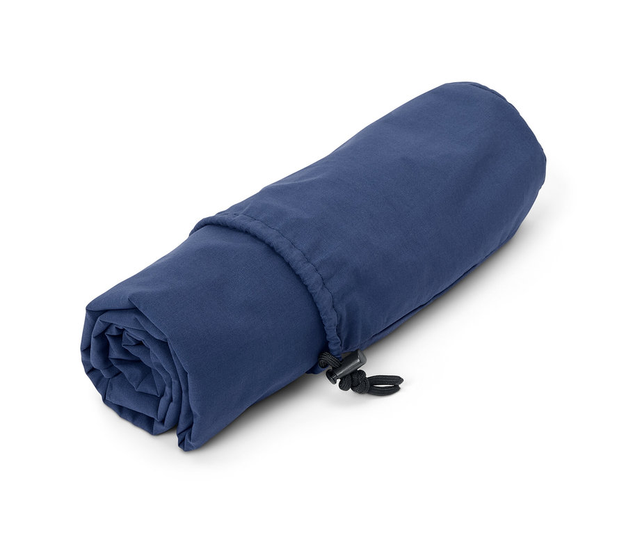 Un Doublure pour sac de couchage bleue roulée avec cordon de serrage.
