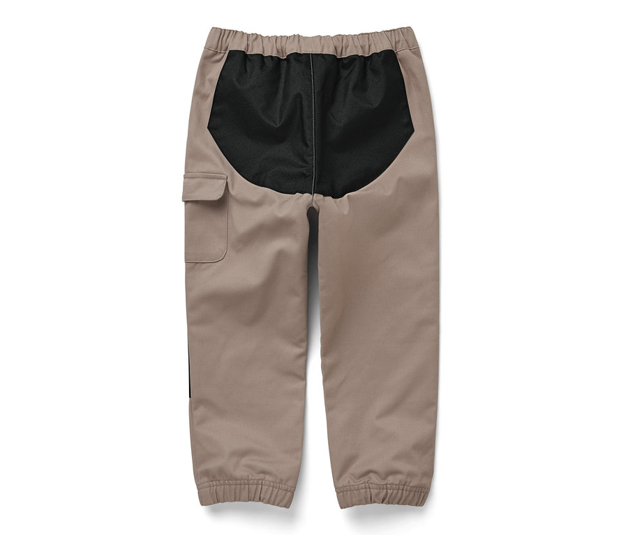 Un pantalon d’extérieur pour enfant marron avec un empiècement noir sur le haut et une poche sur la jambe.
