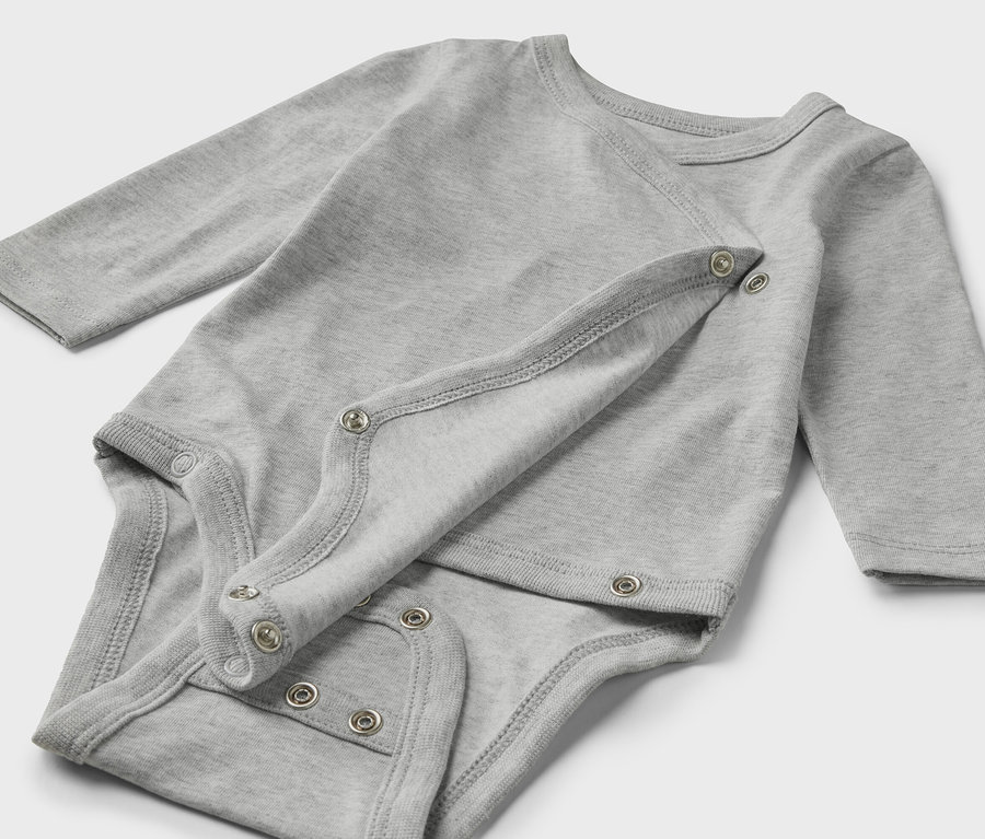 Un body gris évolutif pour bébé (lot de 5) posé à plat sur un fond clair.