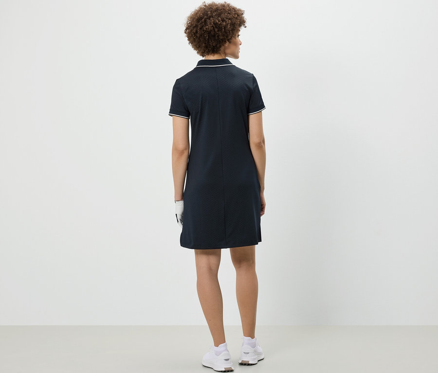 Femme vue de dos portant une robe de sport.