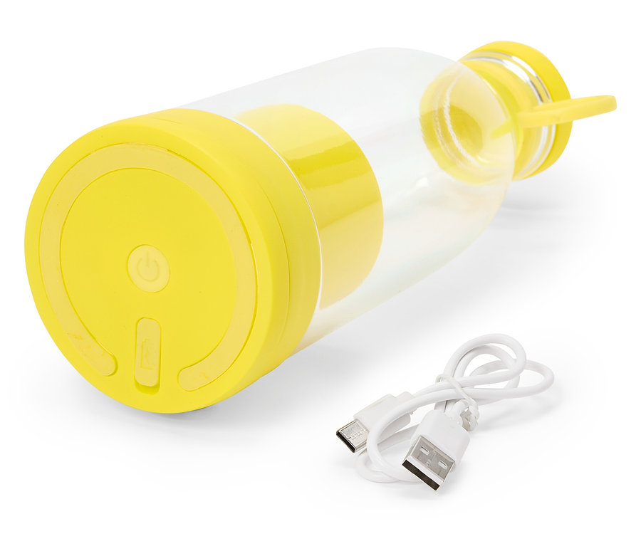 Un mixeur portable jaune est posé sur une surface blanche, accompagné d'un câble de chargement USB blanc.