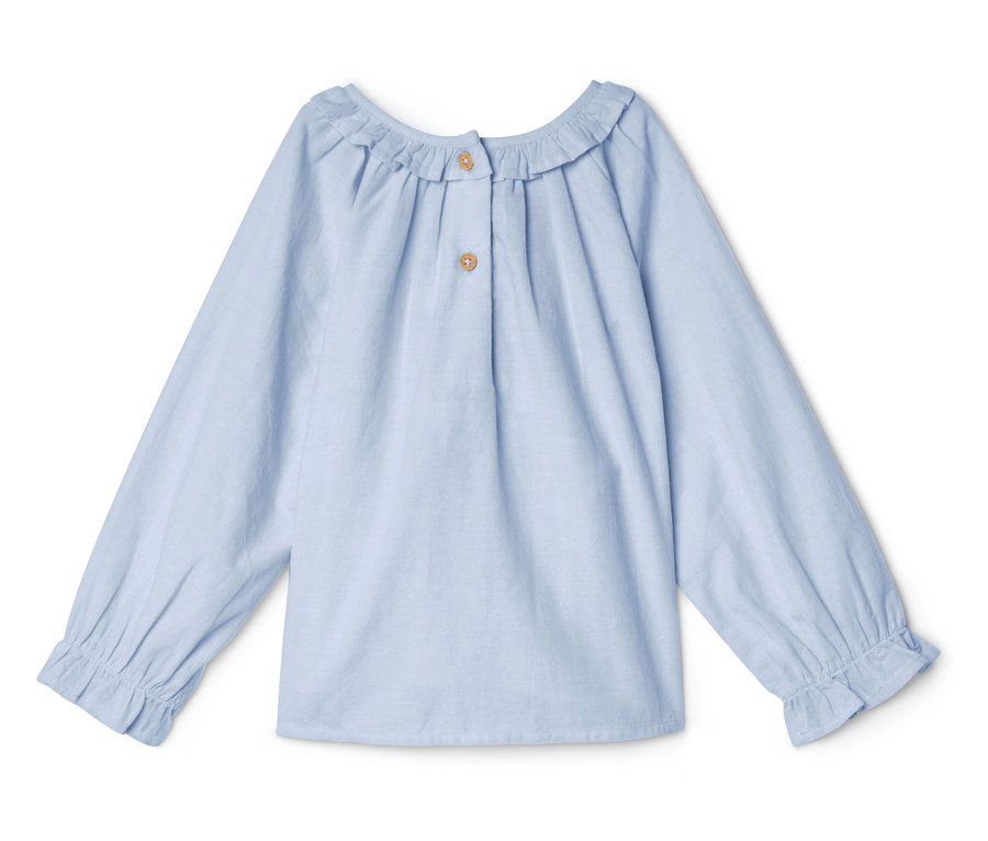 Chemise bleu clair à manches longues avec col à volants et deux boutons.