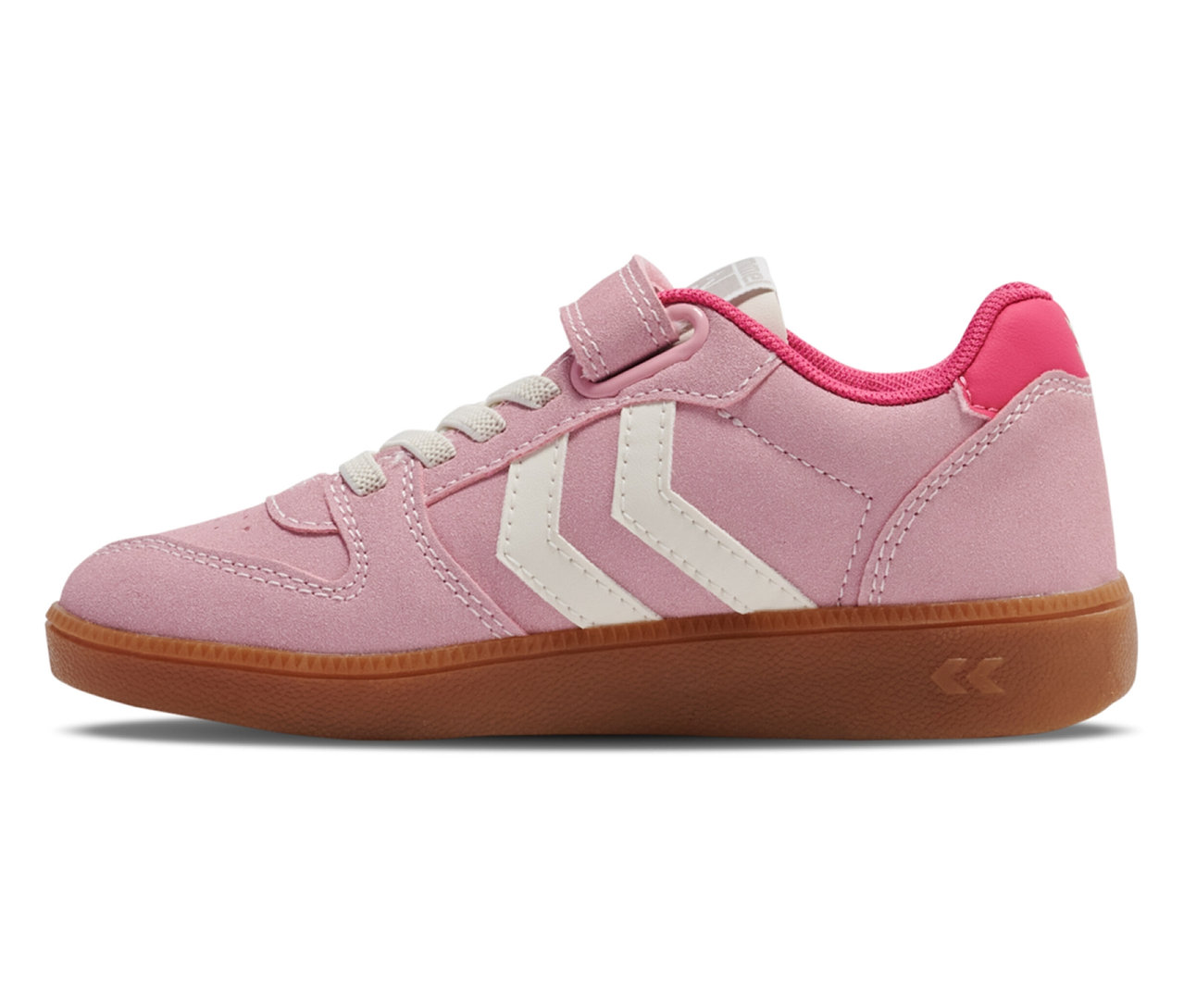 Baskets hummel® Handball Perfekt CL JR roses avec chevrons blancs et semelle marron.