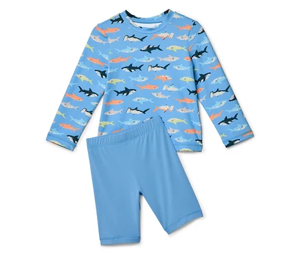 Ensemble de bain deux pièces bleu clair à motifs de requins.