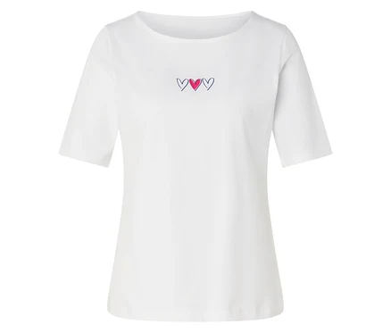 T-shirt blanc à manches courtes et col bateau, avec trois petites broderies de cœurs sur la poitrine; le cœur du milieu est rose, les extérieurs sont bordés de noir.