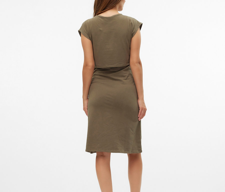 Femme vue de dos portant une robe t-shirt vert olive et des sandales beiges.