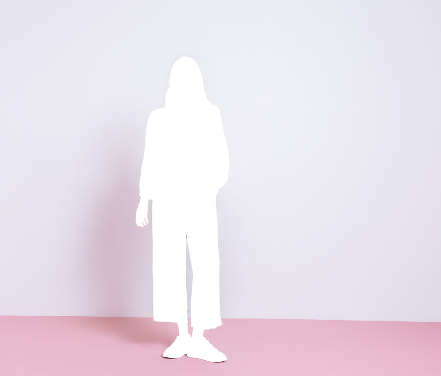 Silhouette blanche d'une personne portant un Chemisier Street One et un Culotte 7/8 Street One, debout devant un mur violet clair et un sol rose.