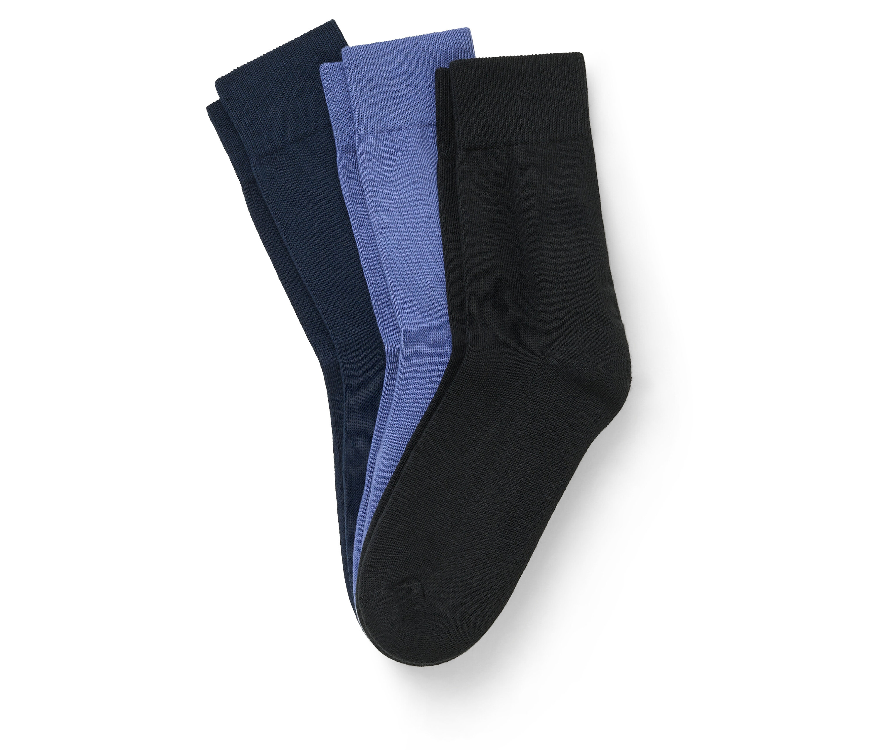 Trois paires de chaussettes bleu marine, violettes et noires sont posées sur un fond blanc.