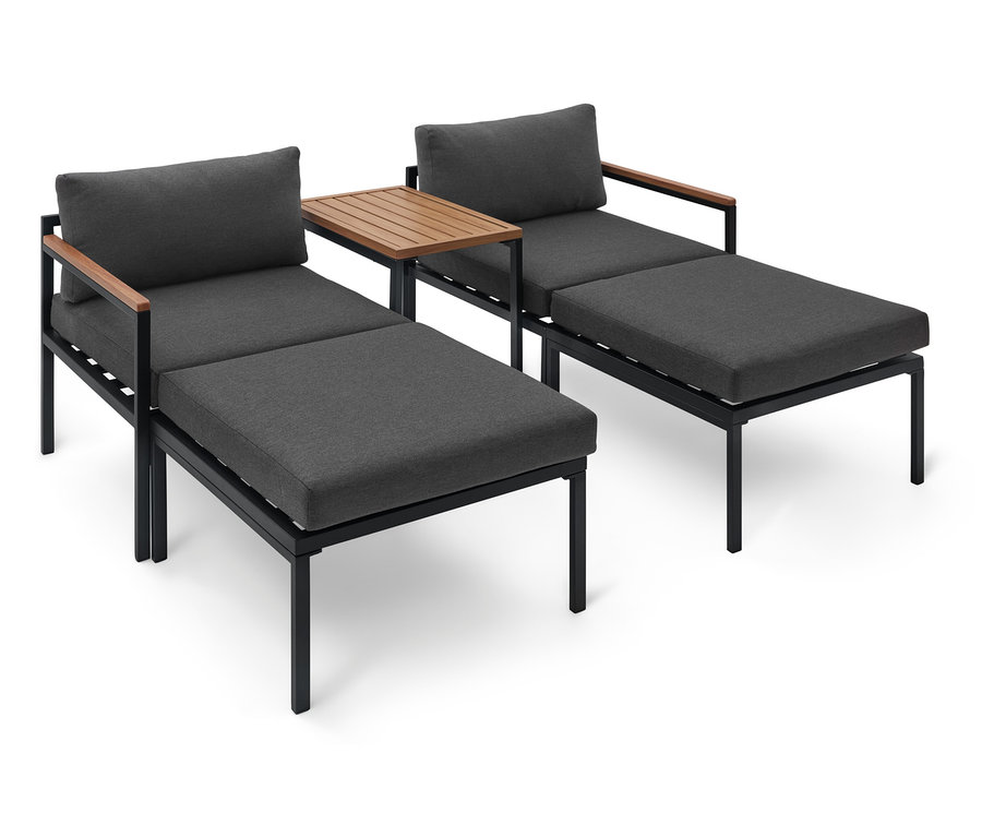 Deux chaises longues grises avec des cadres noirs et des accents de bois se tiennent sur un fond blanc.