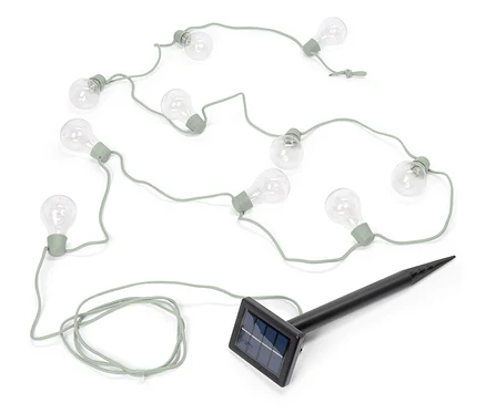 Guirlande lumineuse décorative avec panneau solaire sur fond blanc.