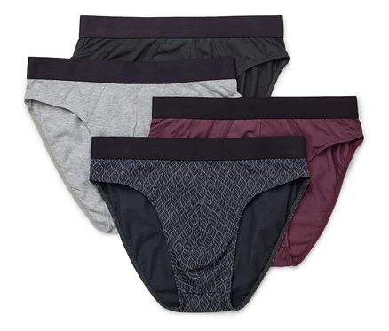 Quatre slips pour hommes en noir, gris, bordeaux et à motifs sont superposés.