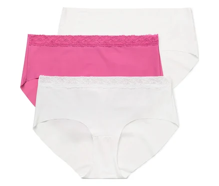 Trois culottes pour femmes sont superposées : une blanche, une rose avec de la dentelle et une autre blanche.