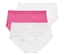 Trois culottes pour femmes sont superposées : une blanche, une rose avec de la dentelle et une autre blanche.