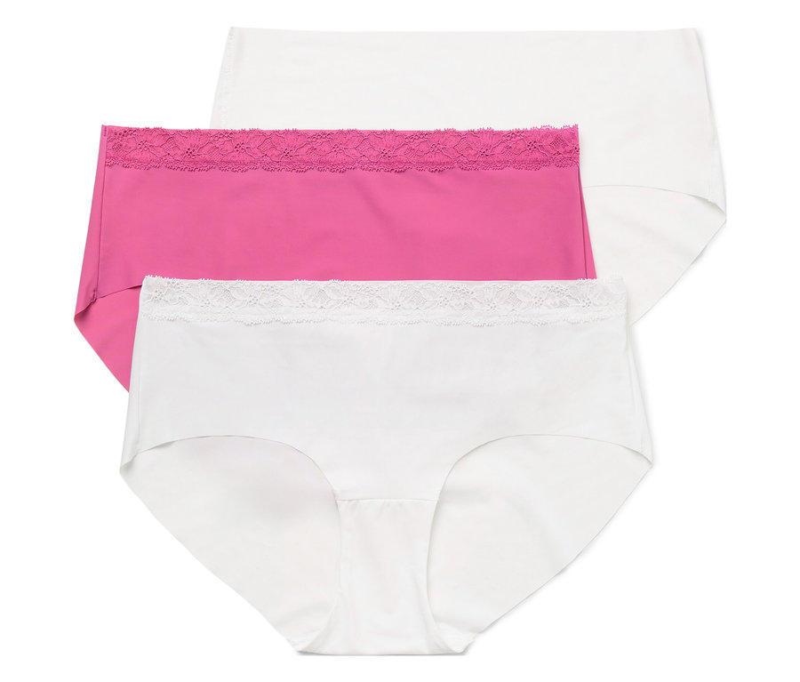 Trois culottes pour femmes sont superposées : une blanche, une rose avec de la dentelle et une autre blanche.
