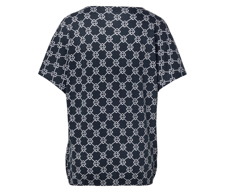 Vue arrière d'un t-shirt bleu marine avec un motif géométrique blanc répétitif.