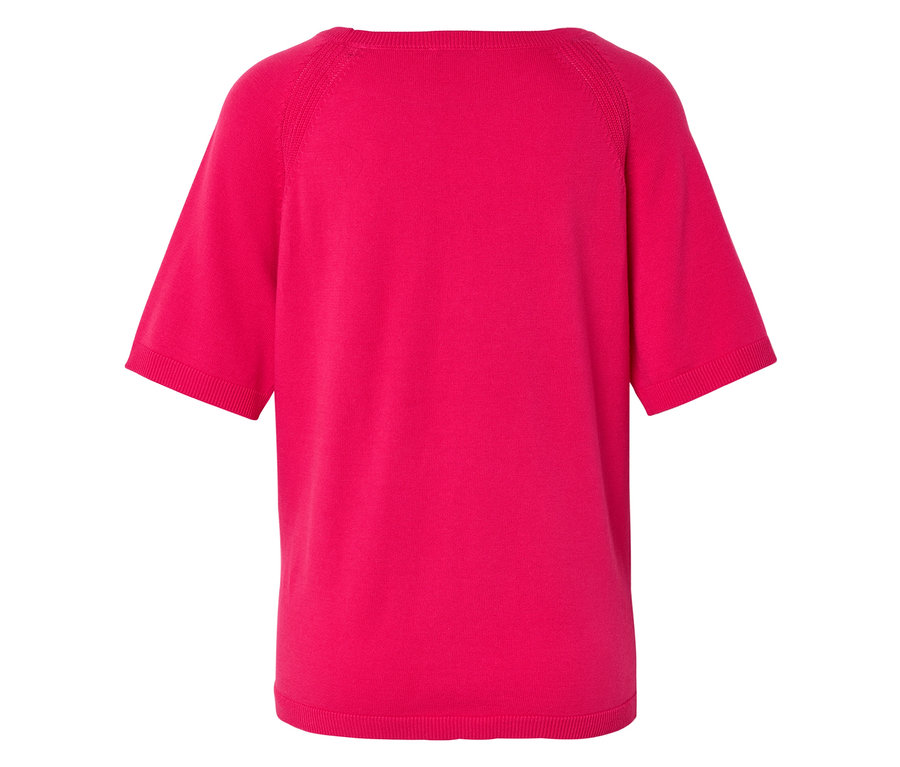 Gros plan sur le dos d'un pull en tricot rose à manches courtes.
