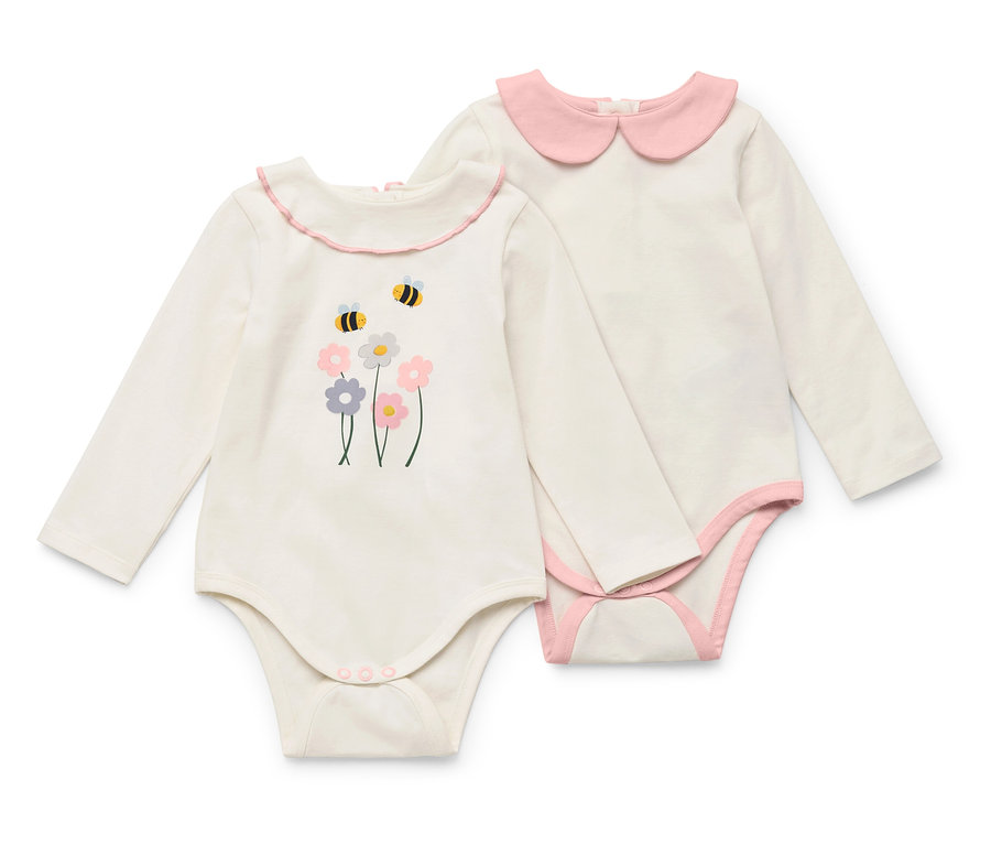 Deux bodies blancs à manches longues pour bébé, un avec un motif de fleurs et d'abeilles et l'autre avec un col rose.