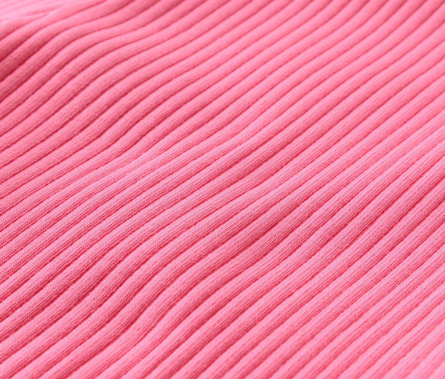 Gros plan d'un tissu rose côtelé.