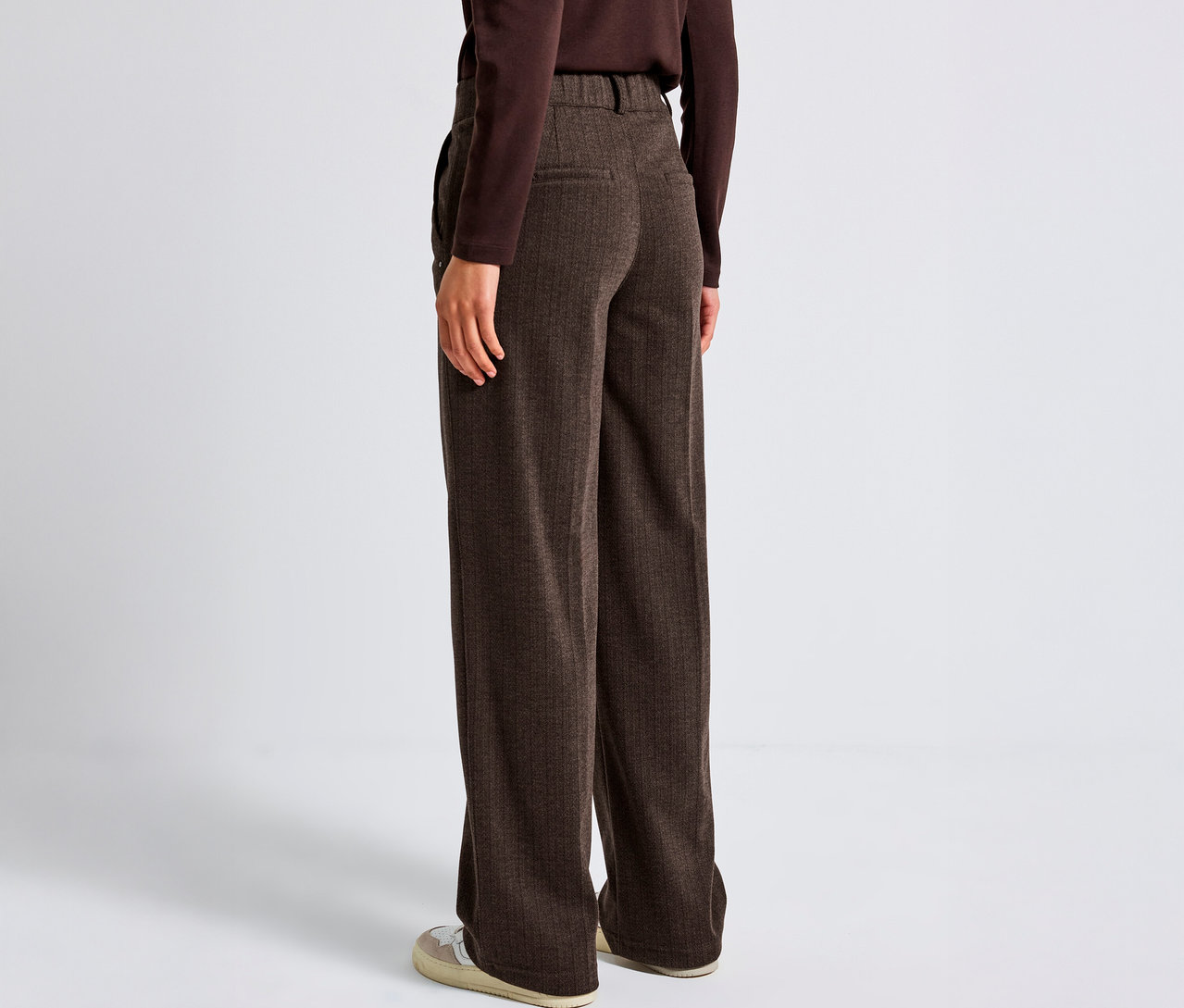 Une personne porte un pantalon marron Straight Leg Street One.