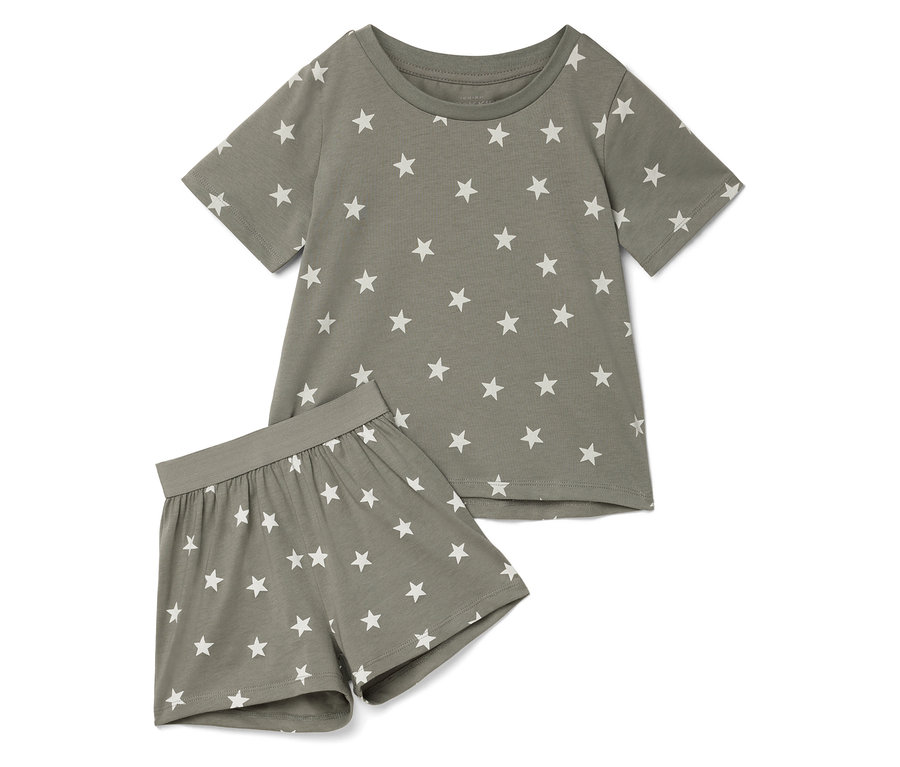 Un ensemble de pyjama gris avec des étoiles blanches, comprenant un t-shirt et un short.