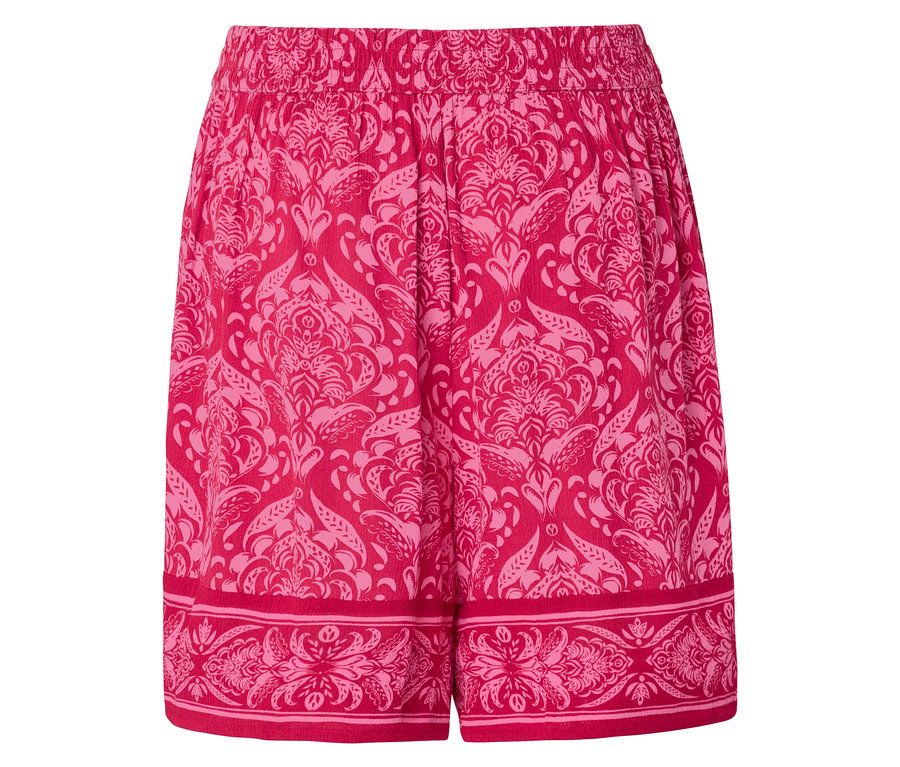 Gros plan sur un short à motif floral rose.
