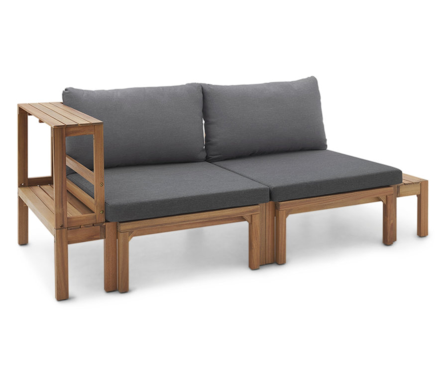 Un canapé de jardin en bois avec des coussins gris et une table d'appoint.