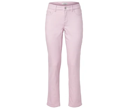 Gros plan d'un pantalon rose clair sur fond blanc.