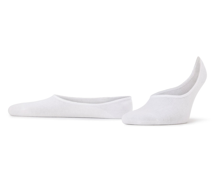 Deux socquettes blanches posées sur un fond blanc.